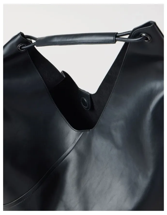 Blaq Bree Shoulder Bag in Black