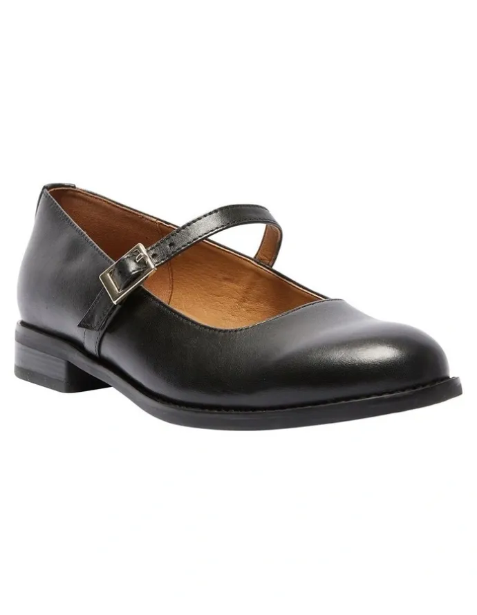 Easy Steps Gabriel Flat Shoes in Black Leather