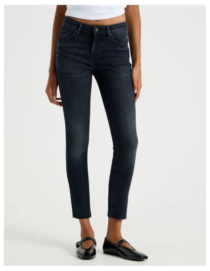 GRAB Ankle Skinny Low Rise Jean In Blue Black