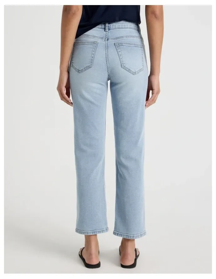 GRAB Cropped Straight Mid Rise Jeans in Light Indigo
