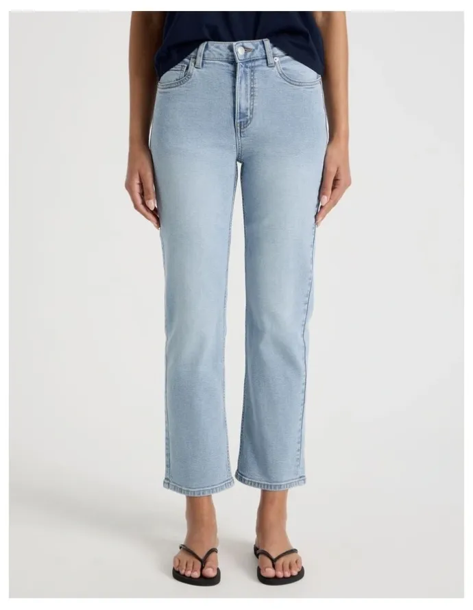 GRAB Cropped Straight Mid Rise Jeans in Light Indigo