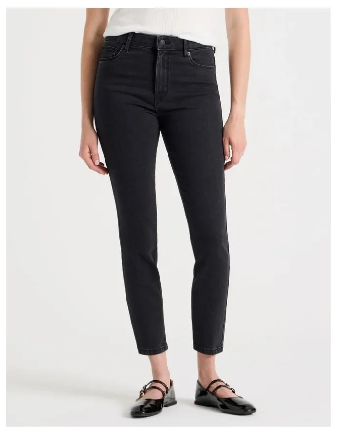 GRAB Skinny Mid Rise Jeans With Short Inseam in Black