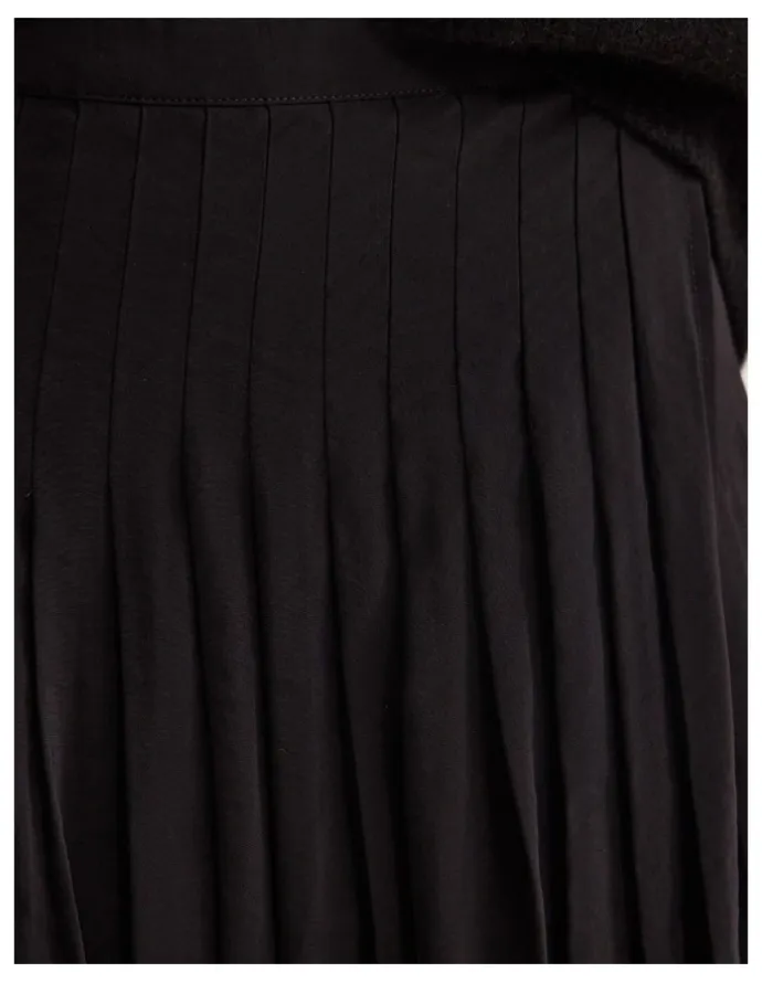 Oxford Lauren Pleated Skirt in Black