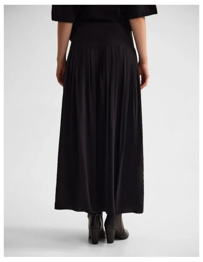 Oxford Lauren Pleated Skirt in Black