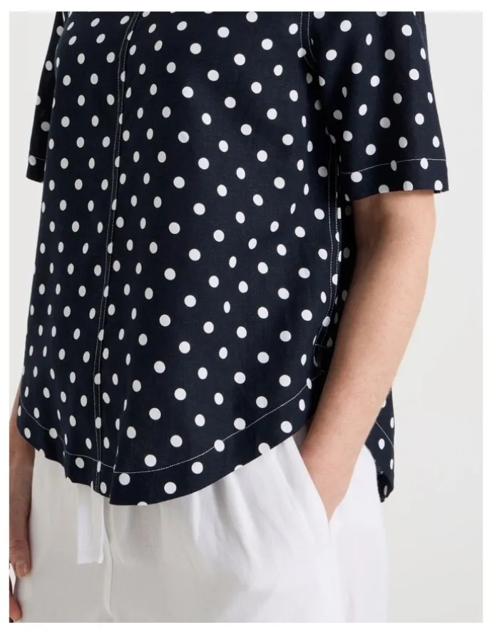 Regatta Petites Short Sleeve Top With CF Seam & Curved Hem in Navy/White Spot