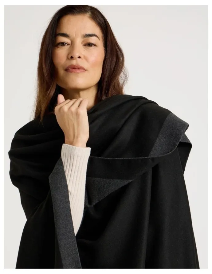 Regatta Reversible Poncho in Black