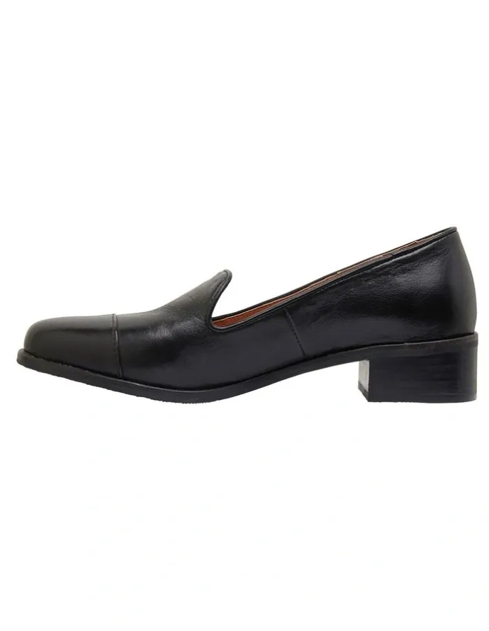 Sandler Sable Flat Shoes in Black Leather