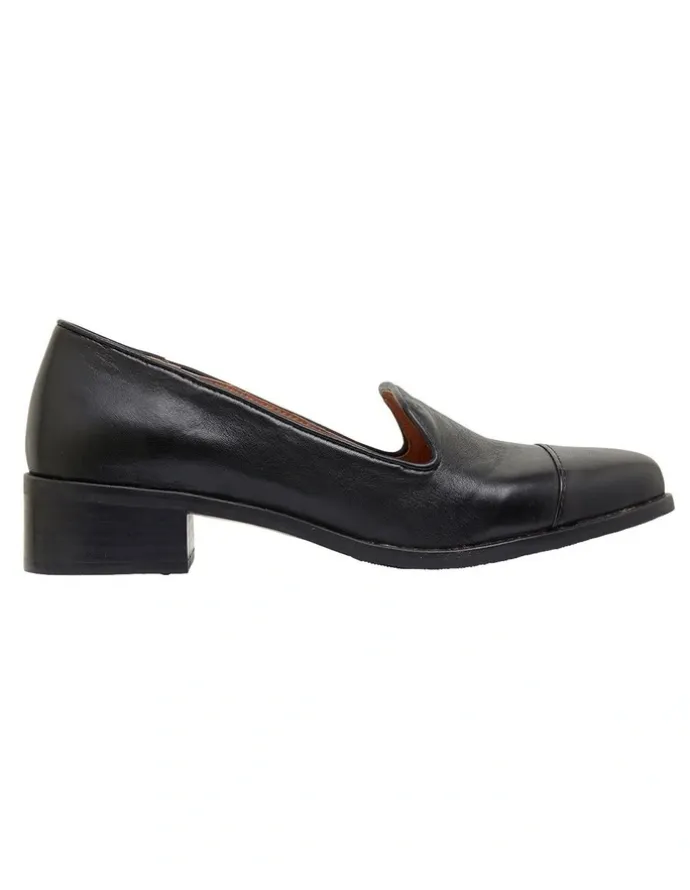 Sandler Sable Flat Shoes in Black Leather