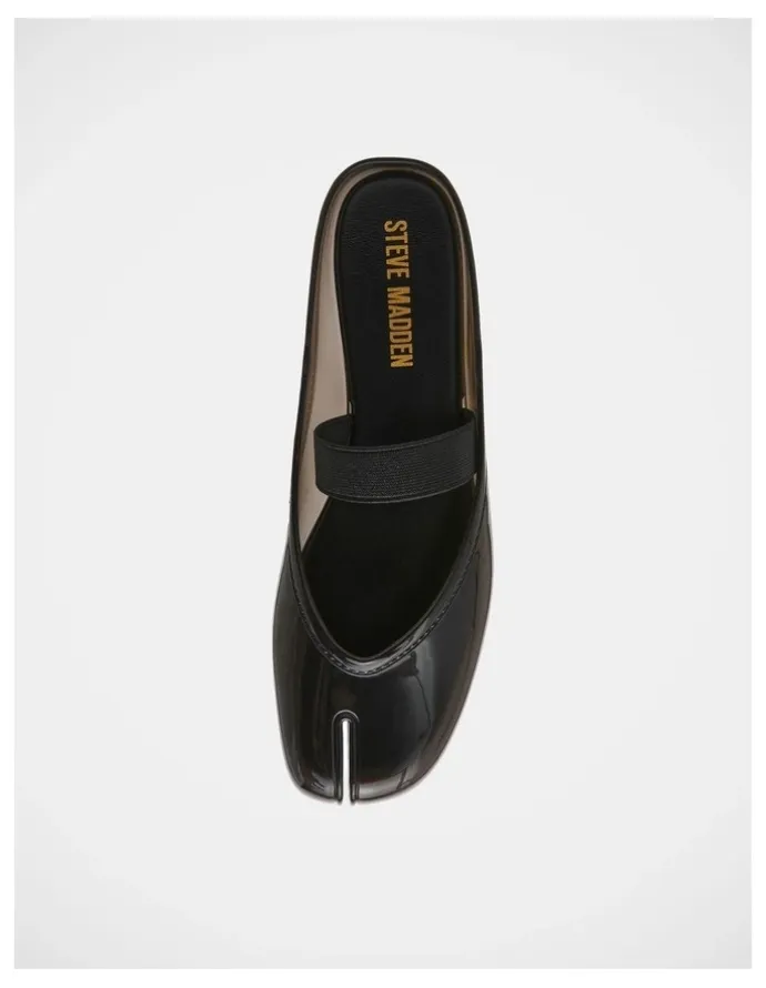 Steve Madden Cova Flats in Black