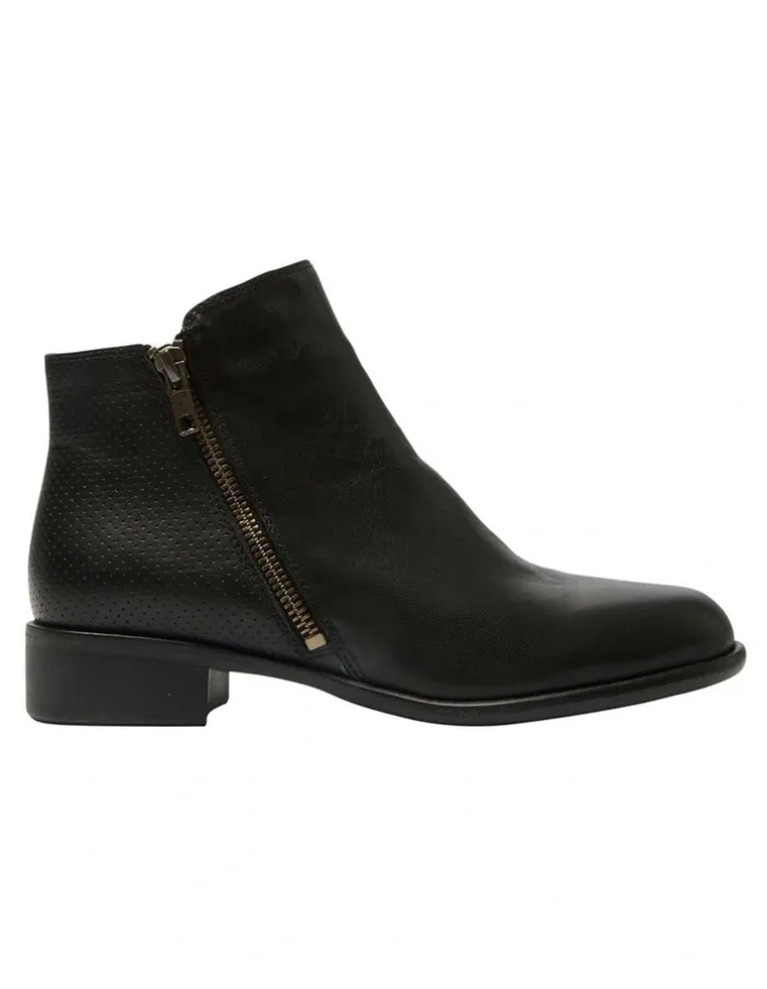 Wide Steps Lorenzo Boots in Black Leather