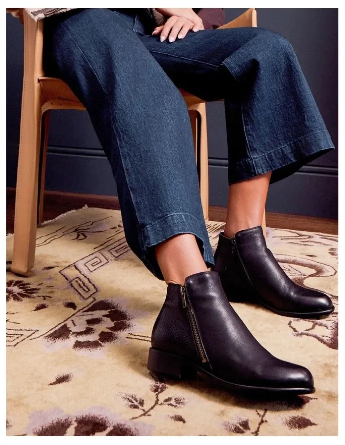 Wide Steps Lorenzo Boots in Black Leather