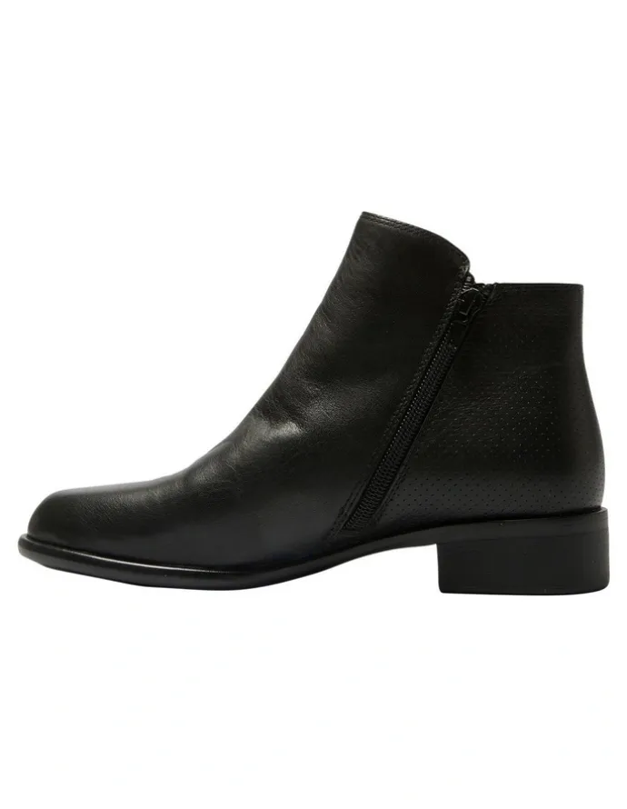 Wide Steps Lorenzo Boots in Black Leather