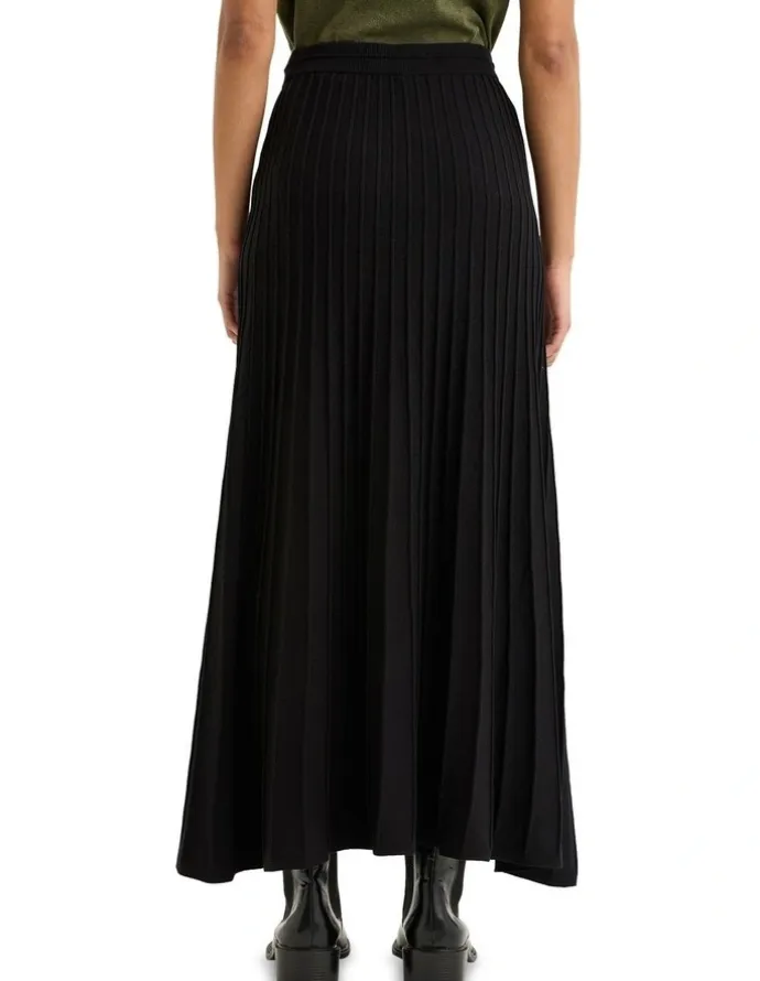 Yarra Trail Cedar Skirt in Black
